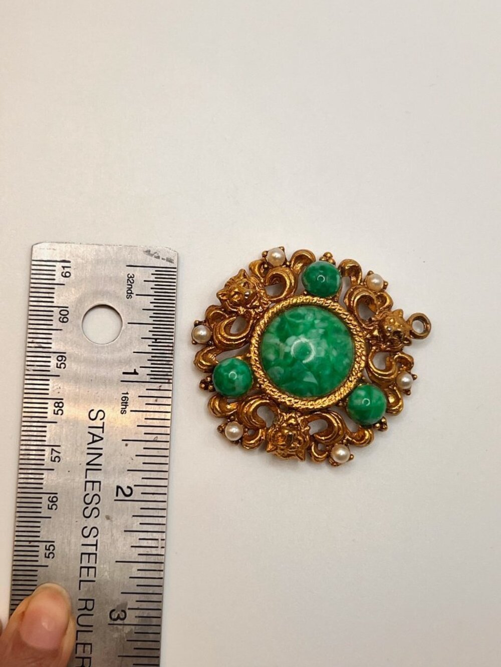Vintage 1960s Golden Lions Pendant Green Cabochon Faux Pearl Gold Tone - Picture 3 of 4